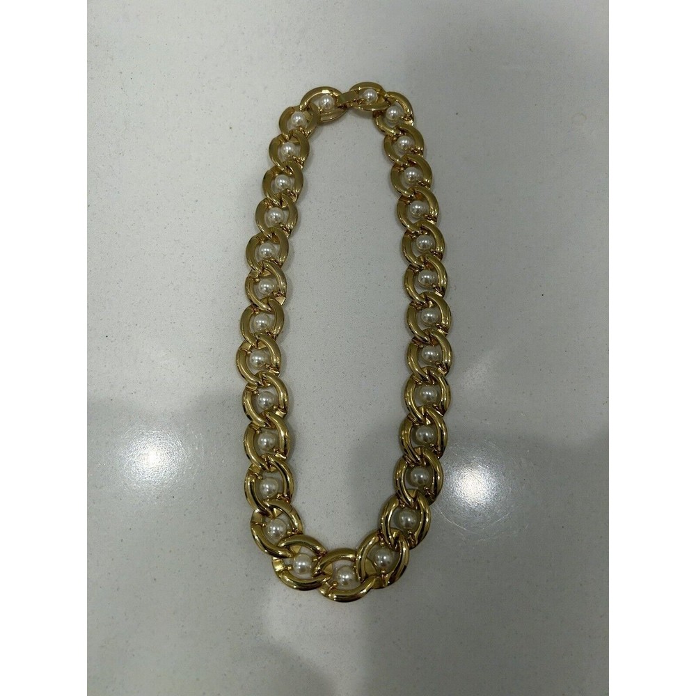 VINTAGE GOLD TONE AND PEARL NECKLACE